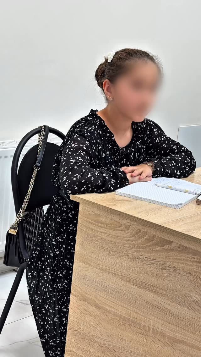 Ученица пятого класса на уроке английского