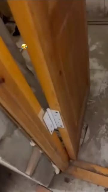 Петли на пластиковой двери под дерево