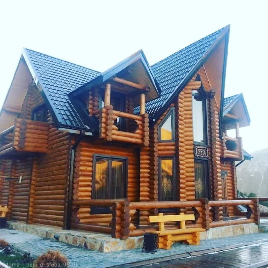 Двухэтажный дом из бревна с балконом
