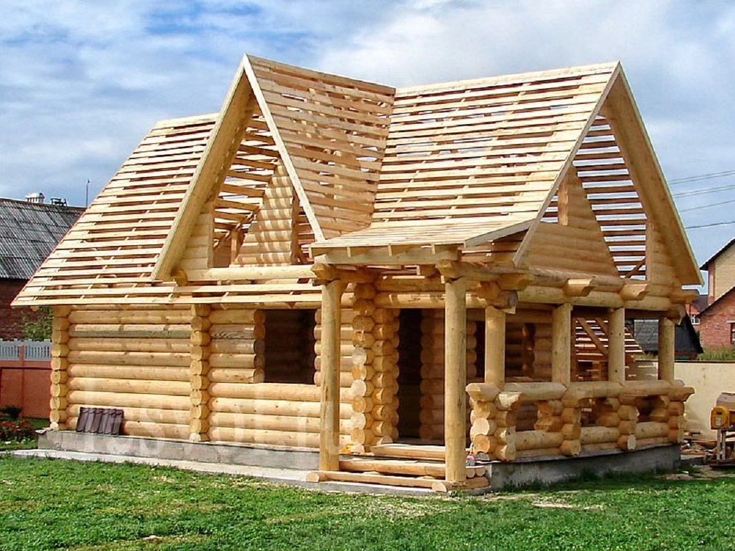 Сруб с крышей и крыльцом